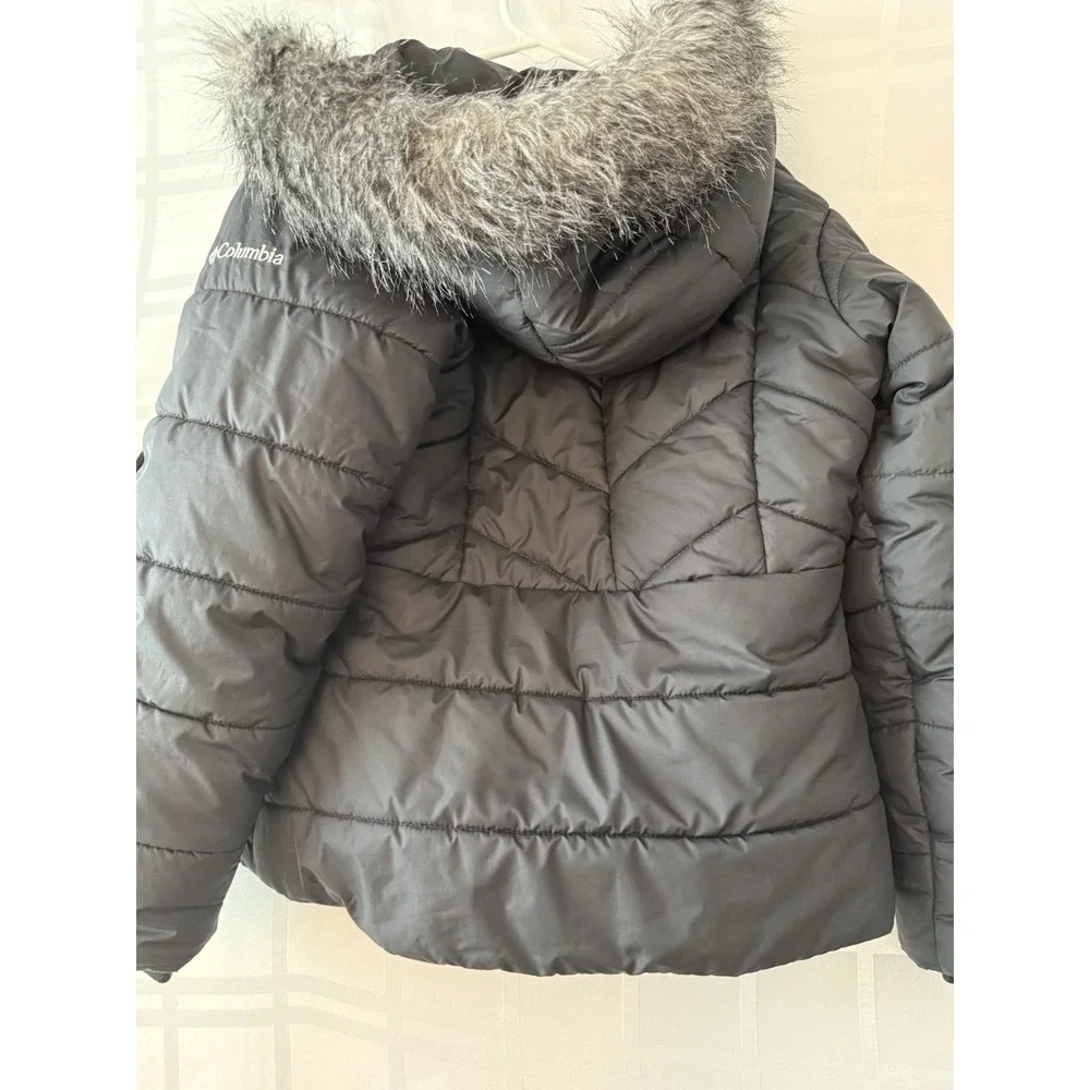 girls size small (7/8) Columbia Puffer jacket With Removable Hood With Faux Fur